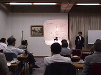 ���~�c�g���C�����̍u��