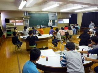 �������i