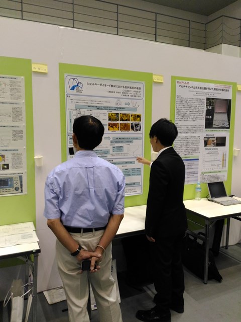 ���\���i