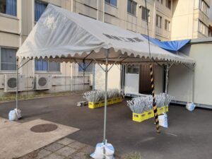 学寮5号棟の改修に伴うボランティア作業を行いました