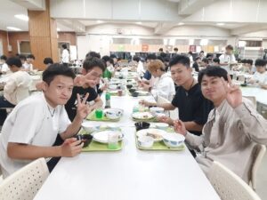 学寮食堂での喫食の様子（対面座席）