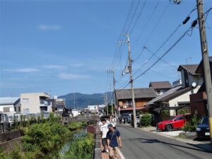 【建設システム工学科】河川工学関連のまち歩き授業を実施しました。