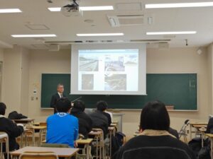【建設システム工学科】国土交通省福知山河川国道事務所様による河川工学の講義を実施いただきました。（2026.1）