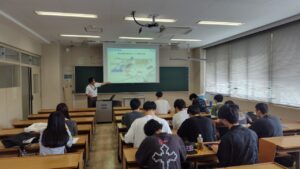 【建設システム工学科】国土交通省舞鶴港湾事務所様による海岸工学の講義を実施いただきました。（2025.6）