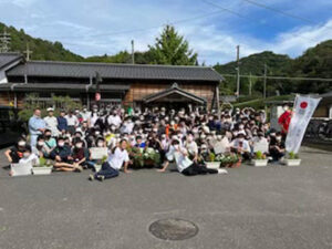 本校学生が松尾寺駅周辺の清掃活動に参加しました。