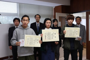 本校の学生3名が「税に関する高校生の作文」において受賞しました。