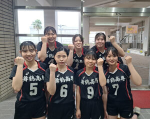 女子バレーボール部が大会で決勝トーナメントに進出しました。