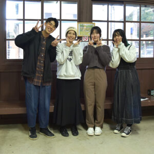 軽(yin)音()楽部の学生が「松尾寺 秋のミニコンサート（弾き語り）」に出演しました。