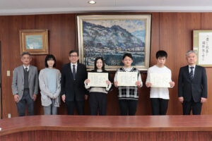 本校の学生3名が「税に関する高校生の作文」において受賞しました。