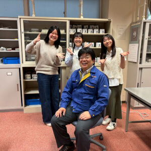 女子学生グループ「うろうろ」が舞鶴高専教員の研究室を訪問しました。