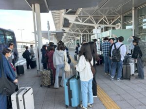 4年生が令和7年度研修旅行に出発しました。