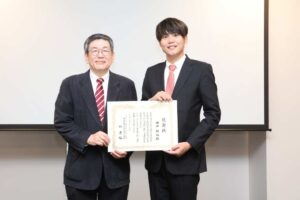 本校卒業生の田中邦裕様に寄附感謝状を授与いたしました。