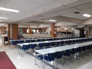 学寮(shi)食(tang)堂での喫(shi)食の様子（対面座(xi)席）