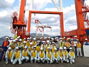 【建設システム工学科】4年都市環境コースの学生が港湾工事見学会と若手技術者との意見交換会に参加しました。(2025.11)